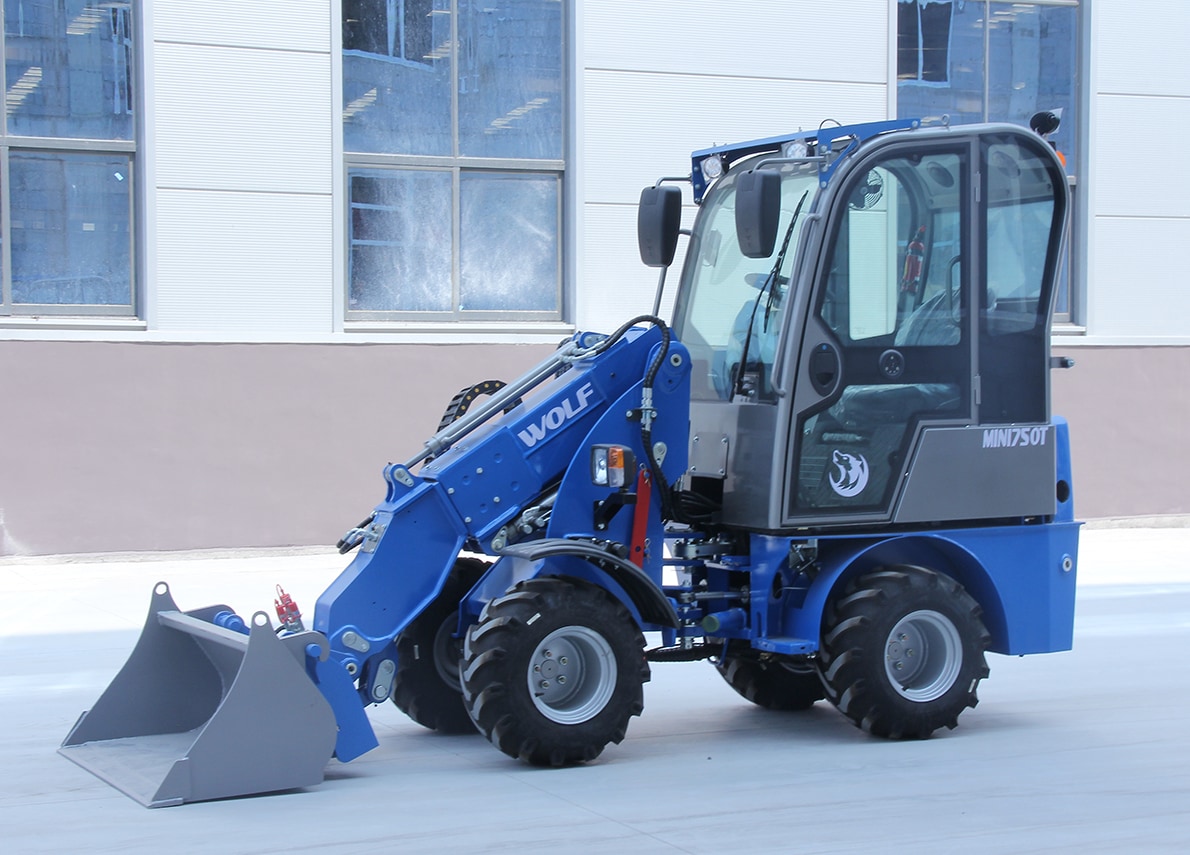 Mini 750T outside a building