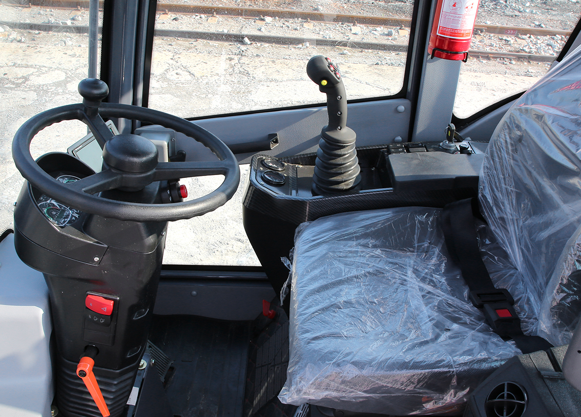 WL825T seat and steering wheel